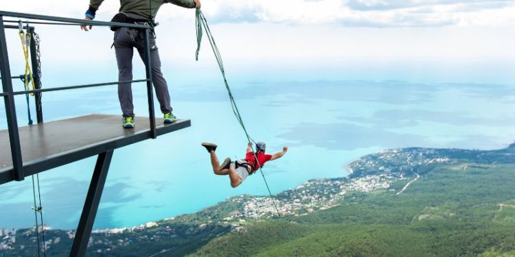 Mơ thấy rơi tự do số mấy – Giải mã giấc mơ rơi và những con số bí ẩn phía sau